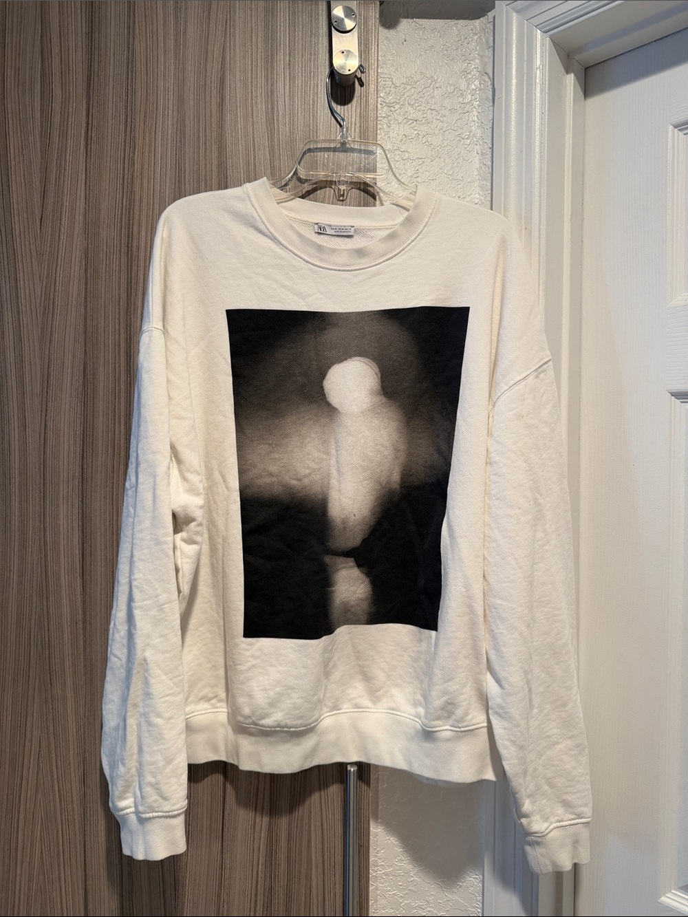 Zara White Crewneck Sweatshirt with Black Graphic